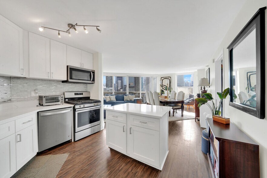 Building Photo - 545 N Dearborn St