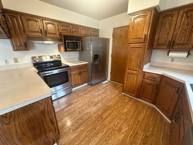 Building Photo - 4 bedroom, 2 1/2 bath