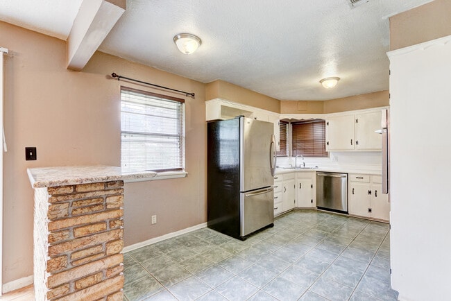 Building Photo - Spacious 3-Bedroom Home with a Fenced Yard and Easy Access to Everything!