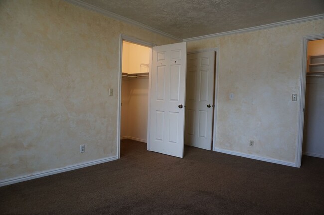 Building Photo - 5 Bedroom Sandy Home