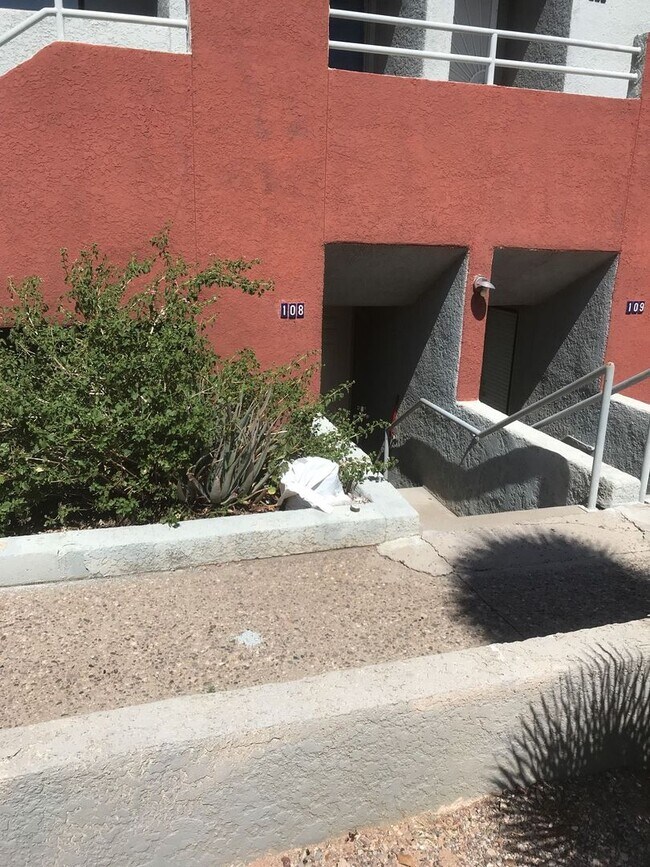 Building Photo - Effortless Central Tucson Living: 2BR Gem with Water/ Sewer/ Trash Included
