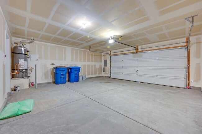 Building Photo - SE!!  Gated!! Community Pool!! Clubhouse!! Fitness Center!! Up Graded Appliances!!! 2 Car Garage!!