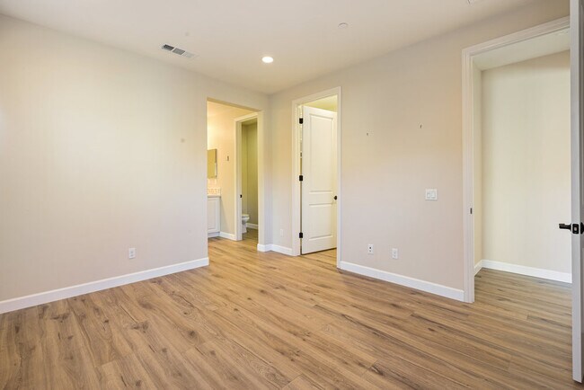 Building Photo - 8137 Auberge Cir