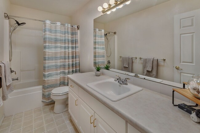 Building Photo - Must see! Spacious 3bd 2bath Ready for Imm...