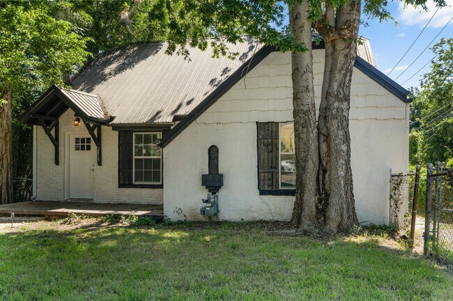 Building Photo - House Available for Rent!