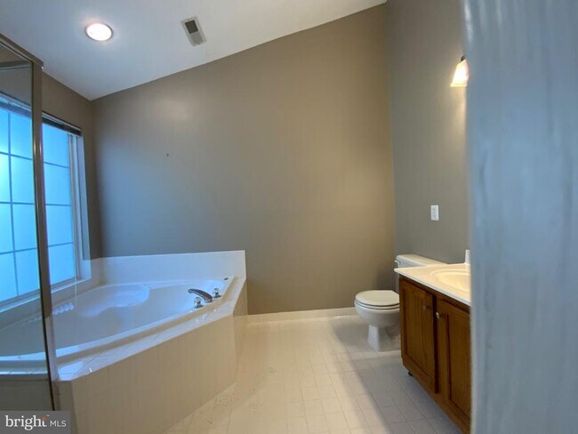Building Photo - 5722 Governors Pond Cir