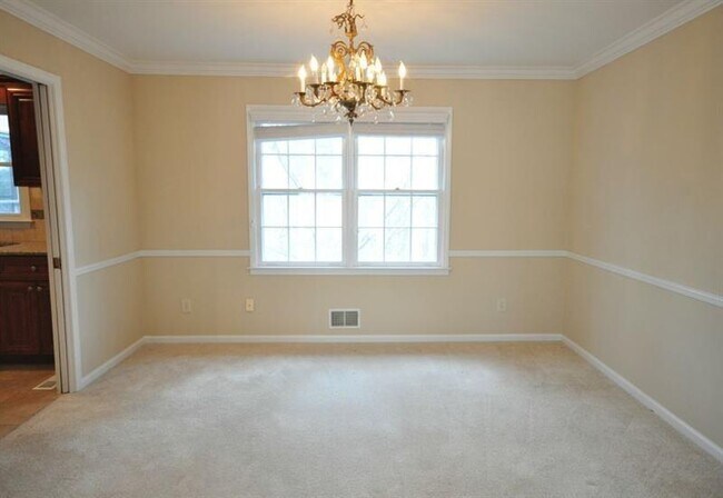 Building Photo - 4060 Summit Dr