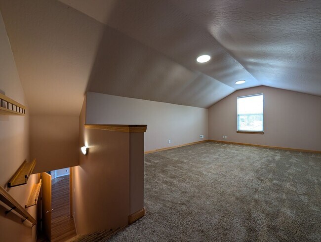 Building Photo - Great 3 bed/2bath home with bonus space and fenced in yard!