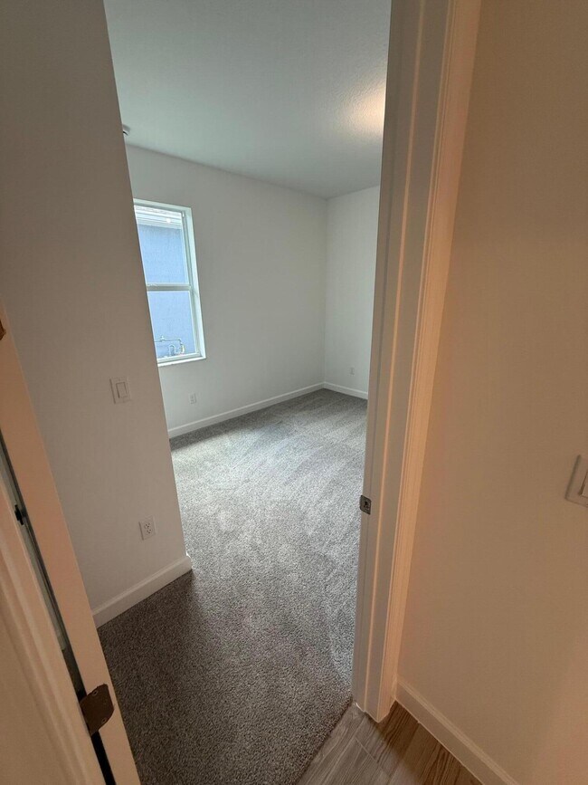 Building Photo - 9555 SW Indra Wy