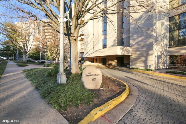 Building Photo - 1101 S Arlington Ridge Rd