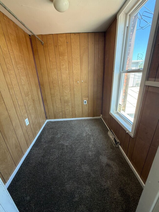 Building Photo - 2 Bedrooms House w/ Large Yard!