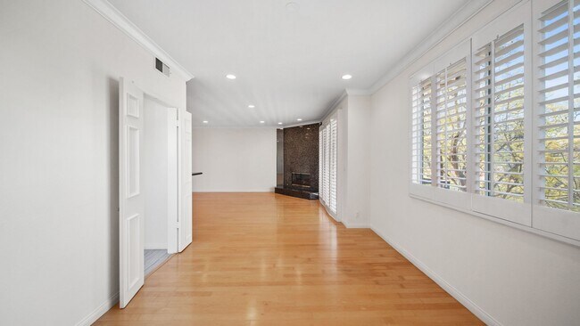 Building Photo - 2 bedroom 2.5 bathroom