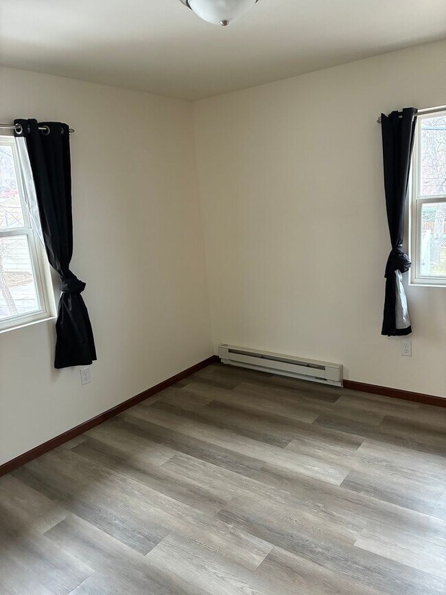 Building Photo - 806 8th Ave NW