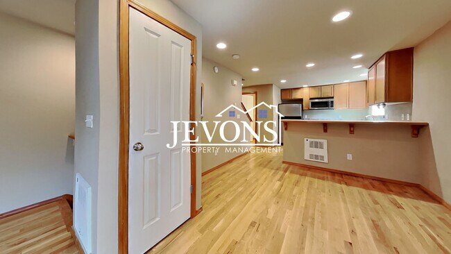 Building Photo - Charming two-story condo with two master s...