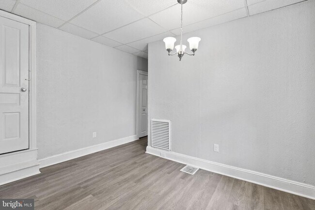 Building Photo - 832 Stanbridge St