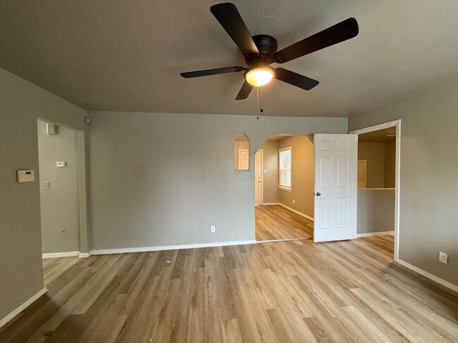 Building Photo - Available NOW! 2 Bed Plus Bonus Room 1 Bat...