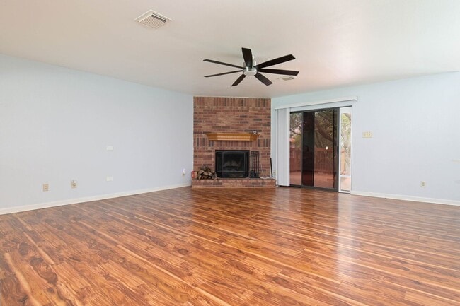 Building Photo - Beautiful 4/3.5 Home Available for Immedia...