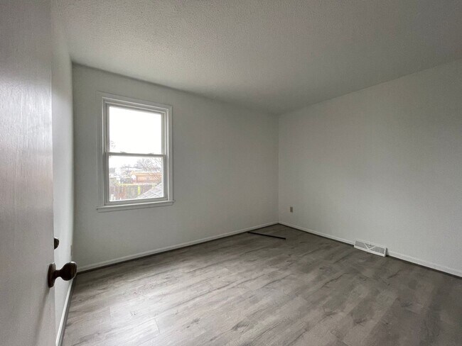 Building Photo - {12901} Spacious Townhome with a 1 car garage & full basement