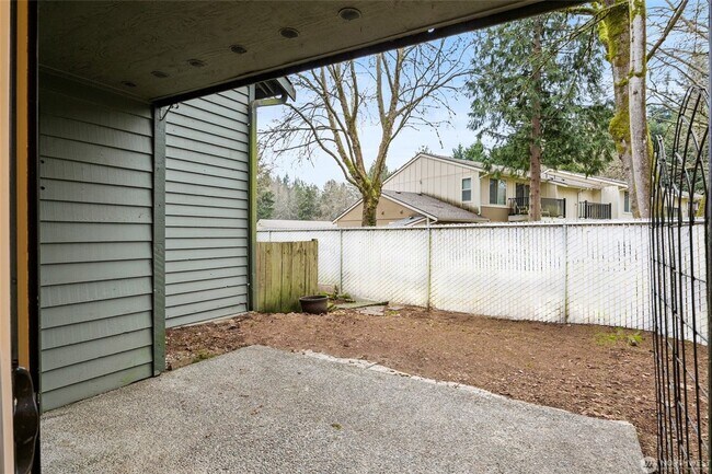 Building Photo - Spacious 2-Bedroom Ground Floor Condo with Private Yard in Kirkland