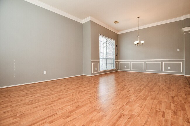 Building Photo - 4622 Forest Home Dr