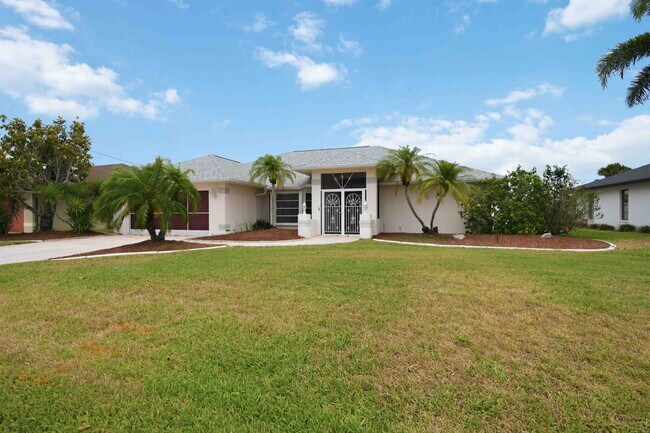 Building Photo - "Spacious 3-Bedroom Retreat with 2 Full Baths in Rotonda West Pinehurst!"