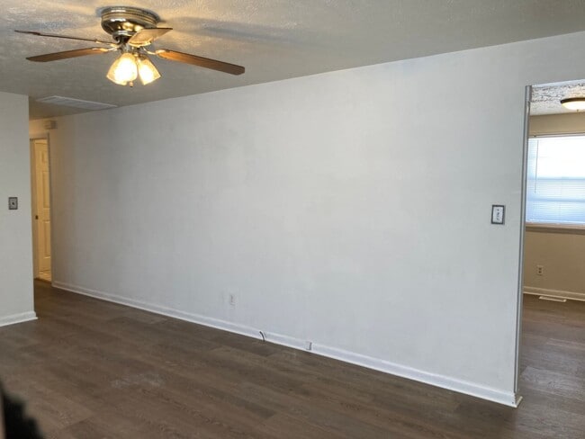 Building Photo - ALL Brick ** 1-level ** Corner Lot