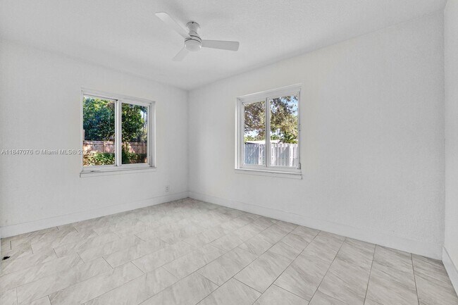 Building Photo - 1121 SW 18th Ct