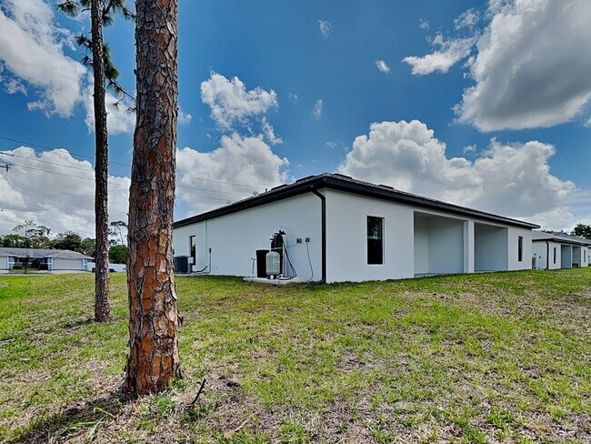 Building Photo - 151 Pine Ln