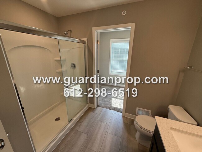 Building Photo - End Unit Townhouse Available Now, Open Floor Plan, Loft Area, Large Primary Suite, Side Patio