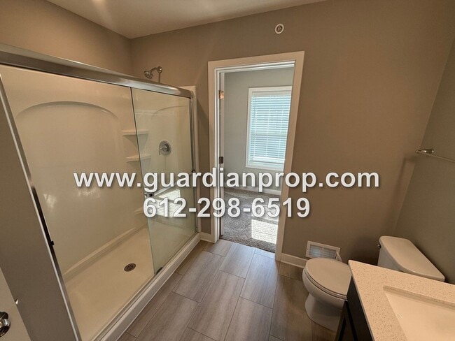 Building Photo - End Unit Townhouse Available Now, Open Floor Plan, Loft Area, Large Primary Suite, Side Patio, Pool