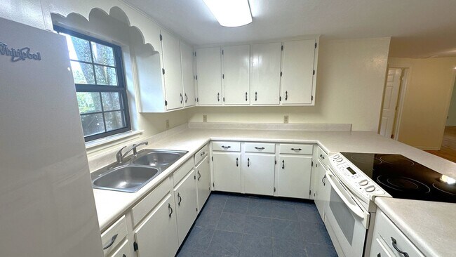 Building Photo - MIDTOWN 3/2 w/ Beautiful Wood Floors, Newer Paint, Inside Utility Area, & More! $1695/month Avail...