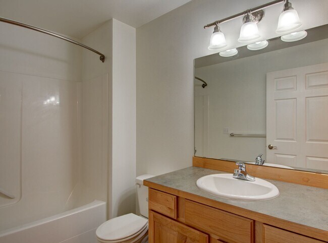 Building Photo - Spacious 2 Bed 2 Bath Condo with Private Balcony