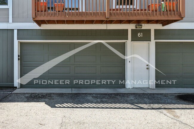 Building Photo - Spacious Townhouse with Washer/Dryer and C...