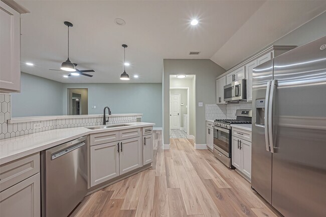 Building Photo - 2 Garden Lodge Pl
