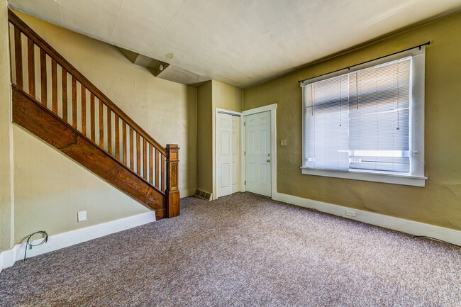 Building Photo - AVAILABLE JUNE 2026 - Traditional 2 Bedroom Home in Mt Washington!