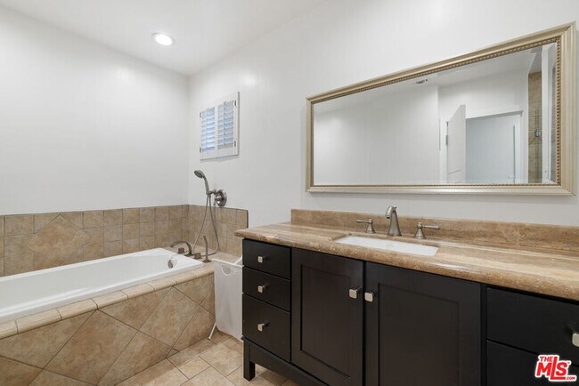 Building Photo - 5439 Carpenter Ave