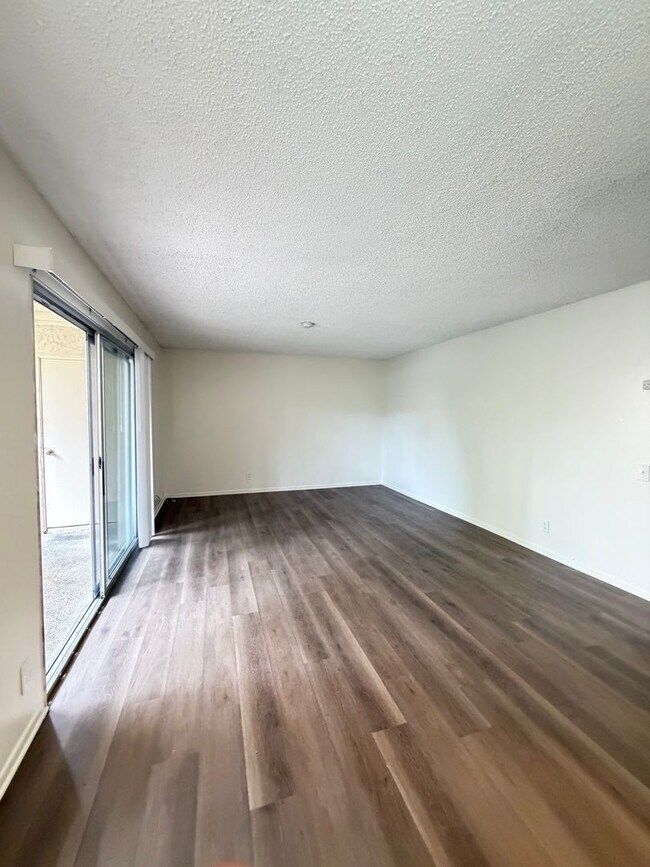 Building Photo - *Spacious 1 Bedroom in La Jolla!*