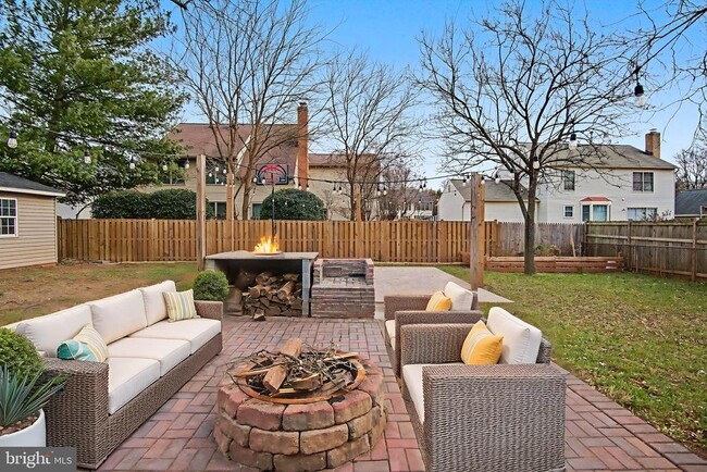 Building Photo - 312 E Gordon St