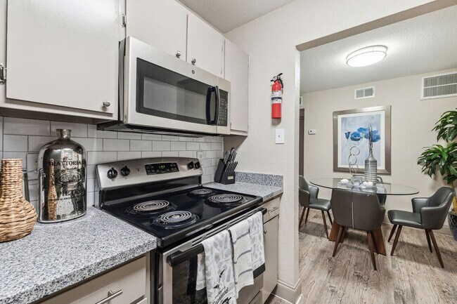 Building Photo - 10751 Meadowglen Ln