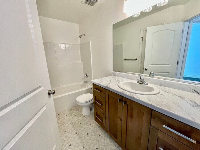 Building Photo - Adorable 3-Bedroom Townhome with 2-Car Gar...