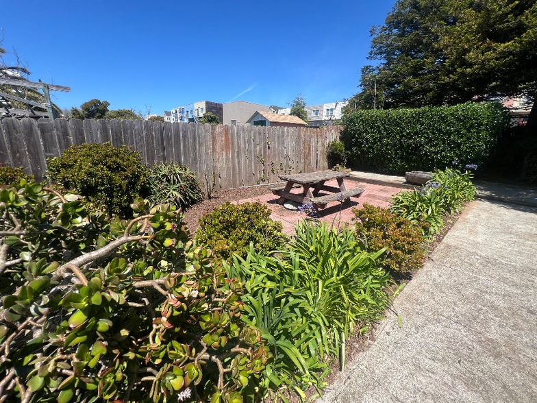 Building Photo - 185 Miriam St