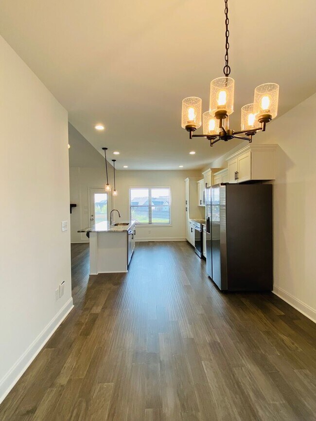 Building Photo - Luxury Home