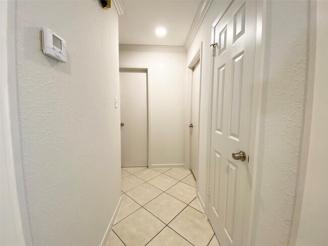 Building Photo - 26411 Maplewood Dr