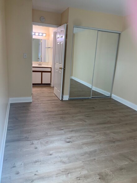 Bedroom connects to vanity - 1813 Hemlock Pl
