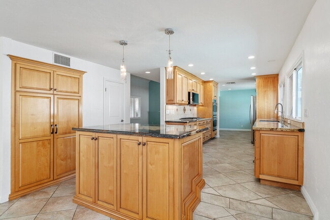 Building Photo - 8591 Naples Dr