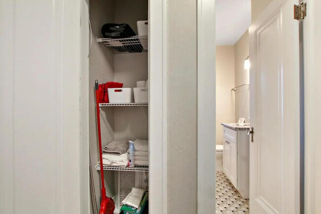 Building Photo - 915 W Pacific Ave