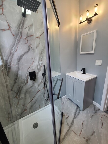Full Bathroom - 2319 S Carlisle St