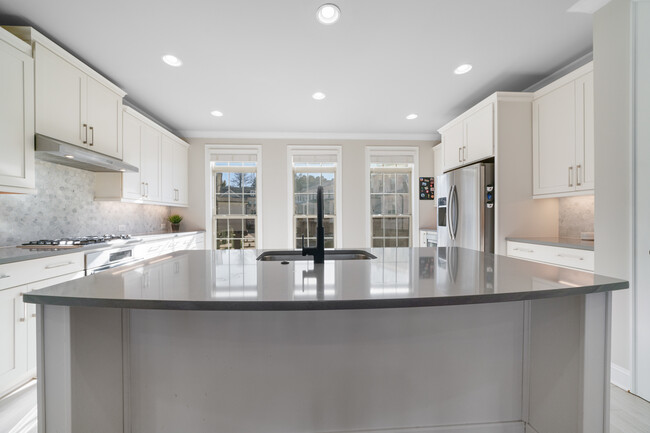 Building Photo - 7906 Laurel Crest Dr