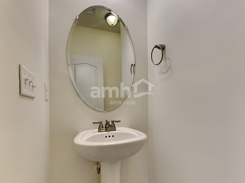 Building Photo - 110 Doral Blue Dr