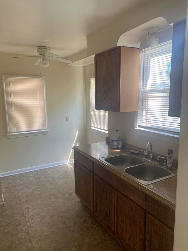 Building Photo - Beautiful Cleveland Heights 4 Bedroom Home...